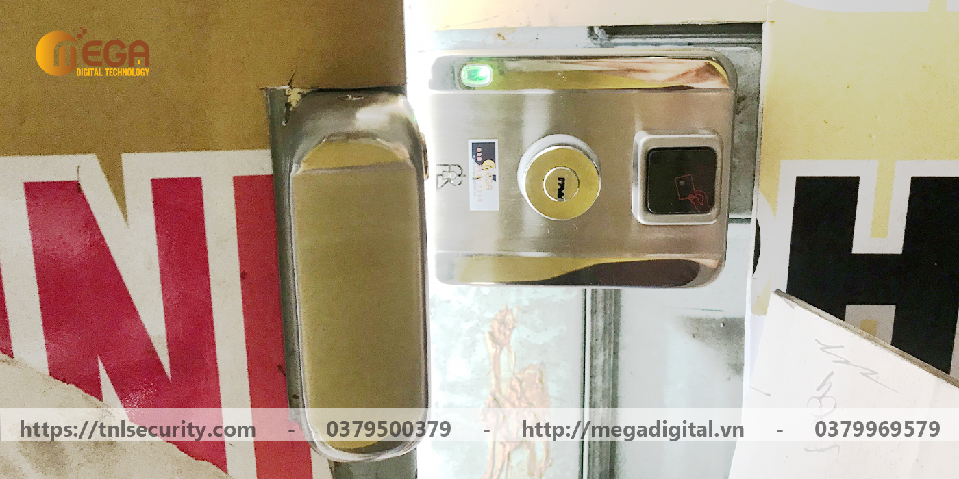 Cong-trinh-lap-dat-khoa-dien-tu-chong-nuoc-cho-nha-kho-tai-Quan-7